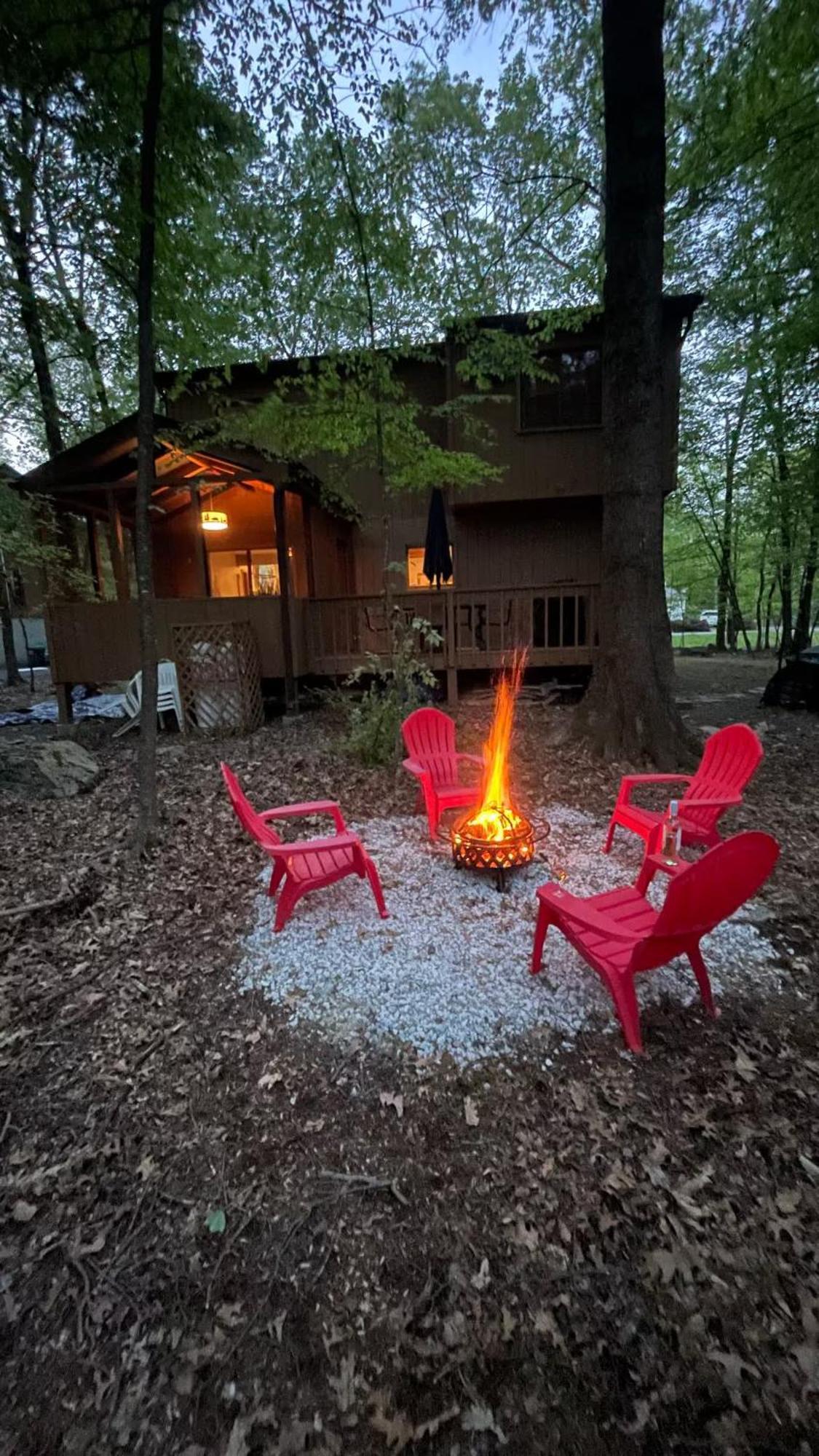 Cozy Cabin At Poconos With Hot Tub And Fire Pit Восток Страудсберг Экстерьер фото