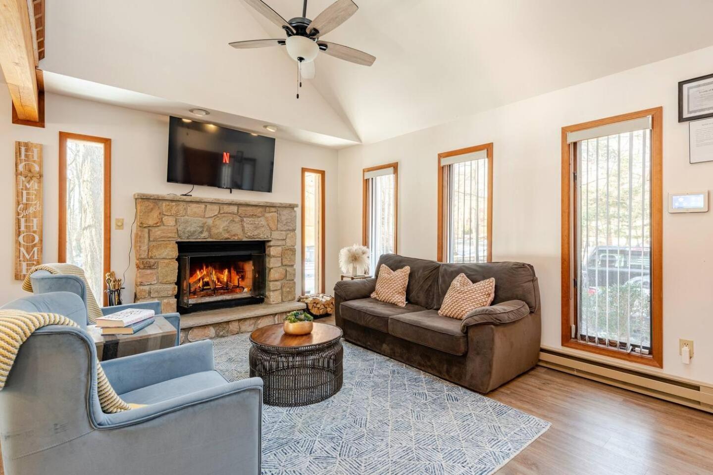 Cozy Cabin At Poconos With Hot Tub And Fire Pit Восток Страудсберг Экстерьер фото